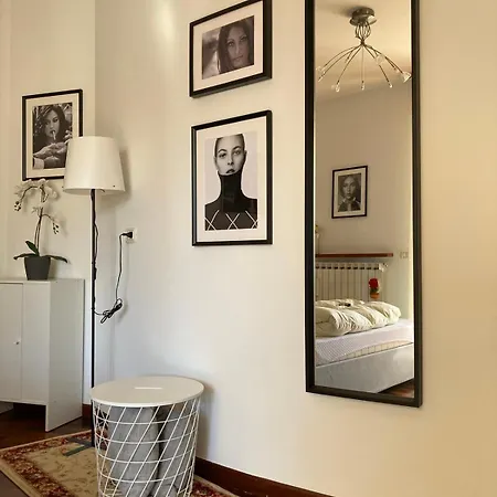 The Artists' House - Airport Border Line Apartment