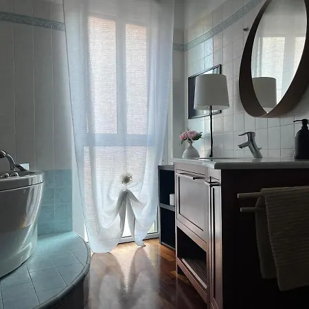 The Artists' House - Airport Border Line Apartment