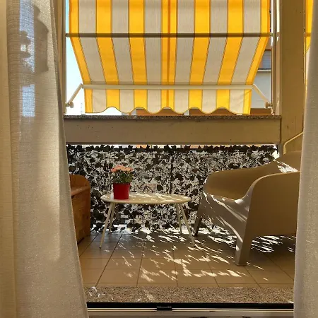 The Artists' House - Airport Border Line Apartment *