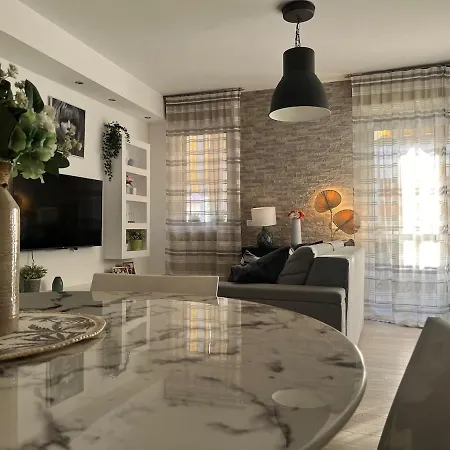 The Artists' House - Airport Border Line Apartment *