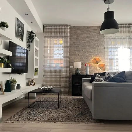 The Artists' House - Airport Border Line Apartment